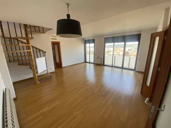 Dúplex en Calle de Francesc Macià i Llussà - Foto 1