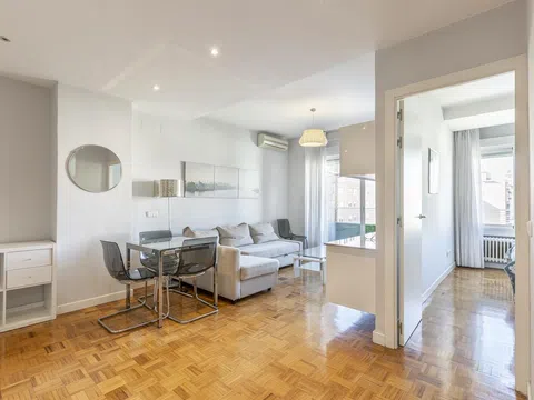 Piso en calle de Clara del Rey, 8