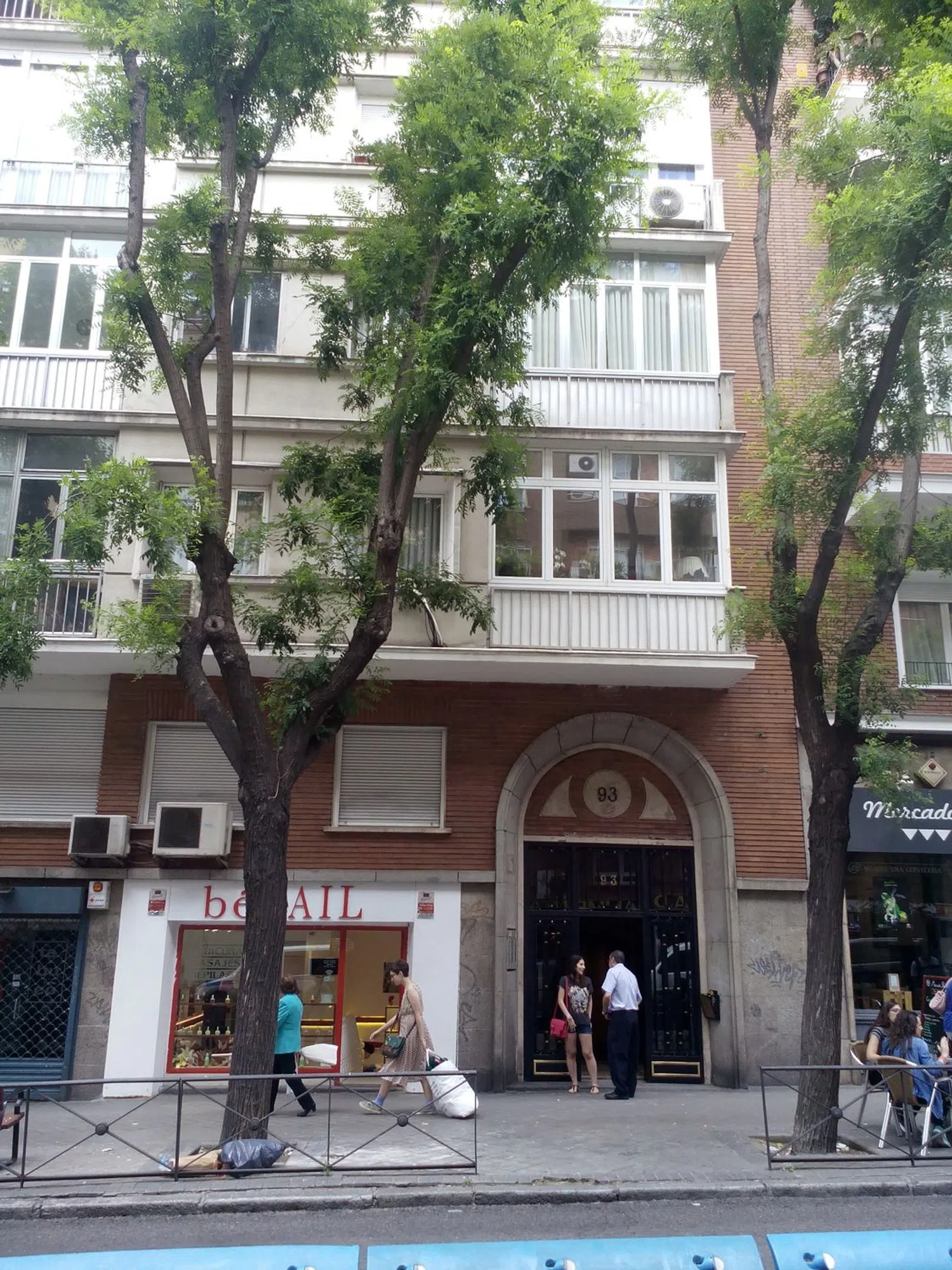 Piso en calle de Guzmán el Bueno, 93 - Foto 1